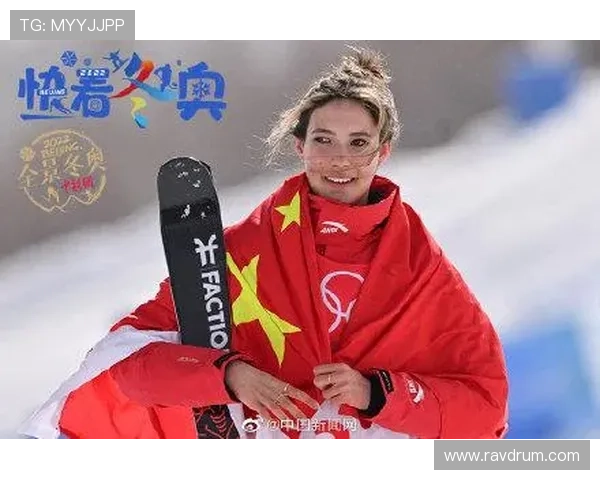 谷爱凌金色发带闪耀领奖台惊艳